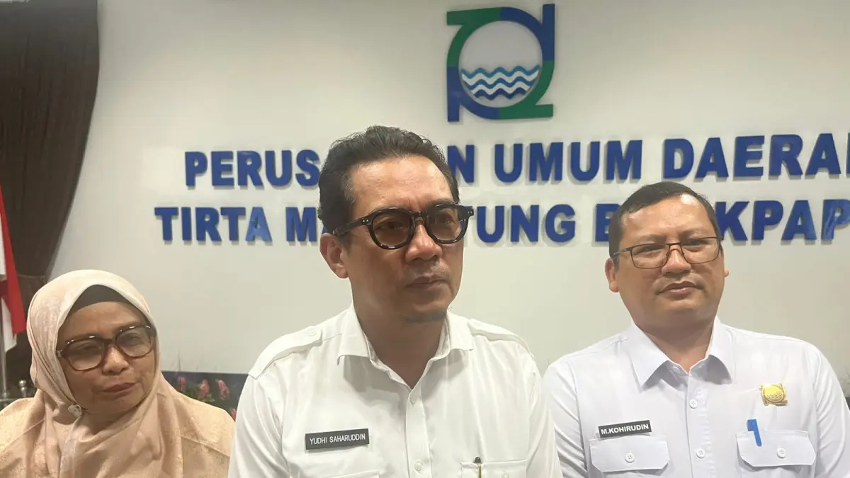 Direktur Perumda Tirta Manuntung Balikpapan, Yudhi Saharuddin (tengah). (Foto: wawan/PROKAL) 