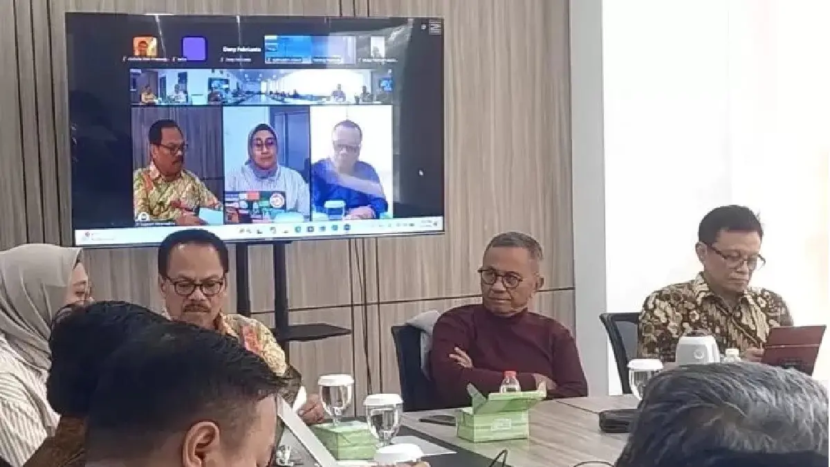 Ekonom senior Didik J. Rachbini (paling kanan) dan mantan Menteri BUMN Dahlan Iskan (tengah) menghadiri diskusi publik bertajuk Manajemen Krisis Perusahaan di Tengah Ketidakpastian Global. (Foto: Dok. Universitas Paramadina.)