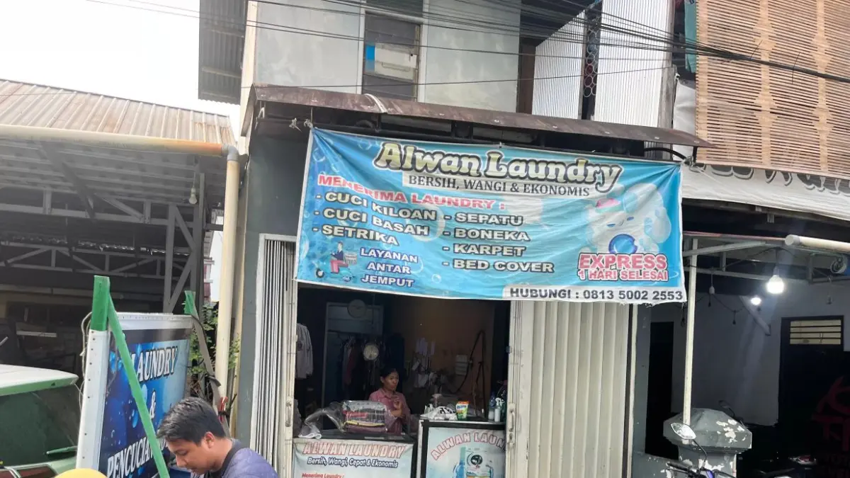 Aktivitas Alwan Laundry yang ada di Jalan Wolter Monginsidhi, Samarinda Ulu. (kis)