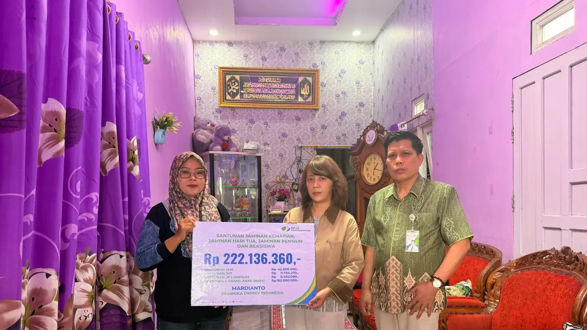 BPJS Ketenagakerjaan Kantor Wilayah Kalimantan pada Kamis (8/5) menyerahkan secara simbolis manfaat program Jaminan Kematian (JKM) dan beasiswa kepada ahli waris almarhum Mardiyanto. 