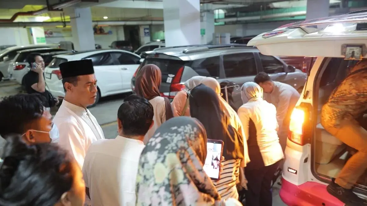 MELAYAT: Andi Amran Sulaiman (peci hitam).