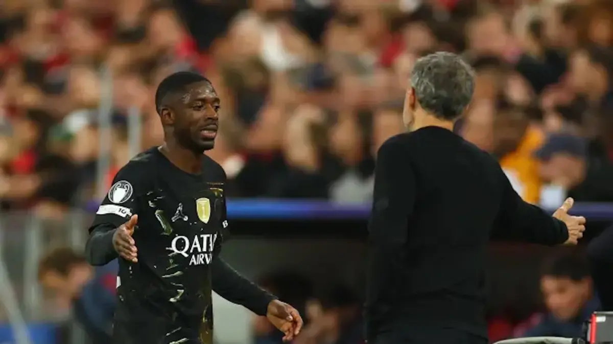 Ousmane Dembele saat ditarik keluar.