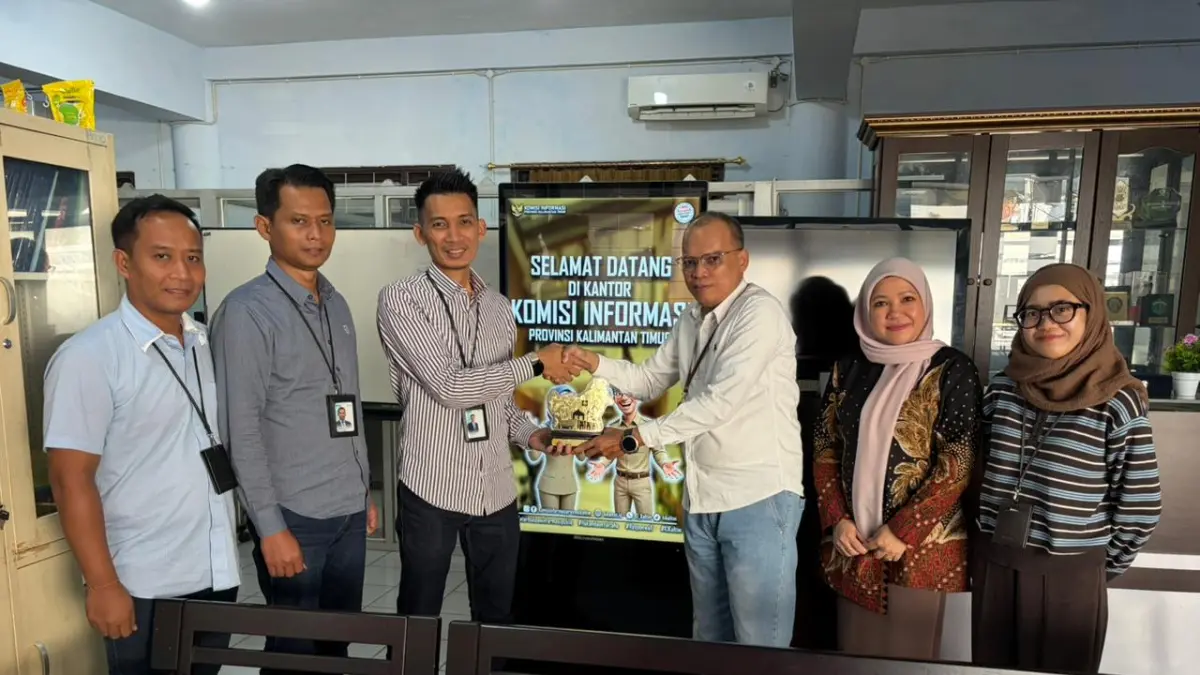 PPID Pelaksana PLN UIP KLT Raditya Kuntoro menyerahkan plakat kepada Ketua Komisi Informasi Kaltim Sencihan sebagai simbol sinergi dan kolaborasi.