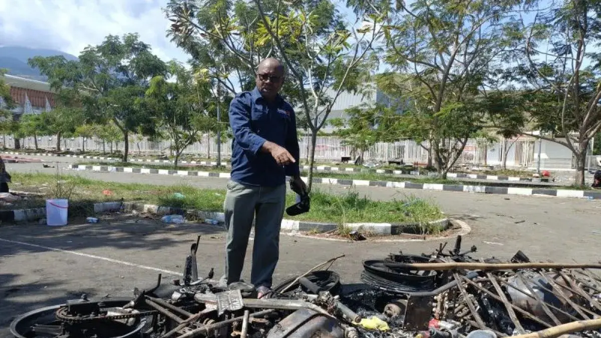 Kepala Komnas HAM RI Perwakilan Papua Frits Ramandey melihat kendaraan yang terbakar di kawasan Stadion Lukas Enembe, Sabtu (9/5/2026) (ANTARA/Ardiles Leloltery)