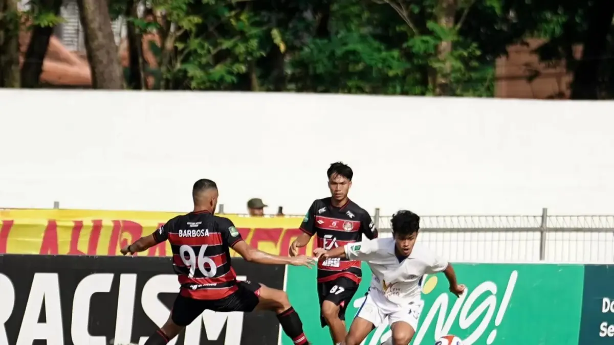 Pemain Persiba melewati kawalan pemain Persekat Tegal dalam laga play-off degradasi Championship 2025/2026 di Stadion Trisanja, Tegal, Jumat 8 Mei 2026.