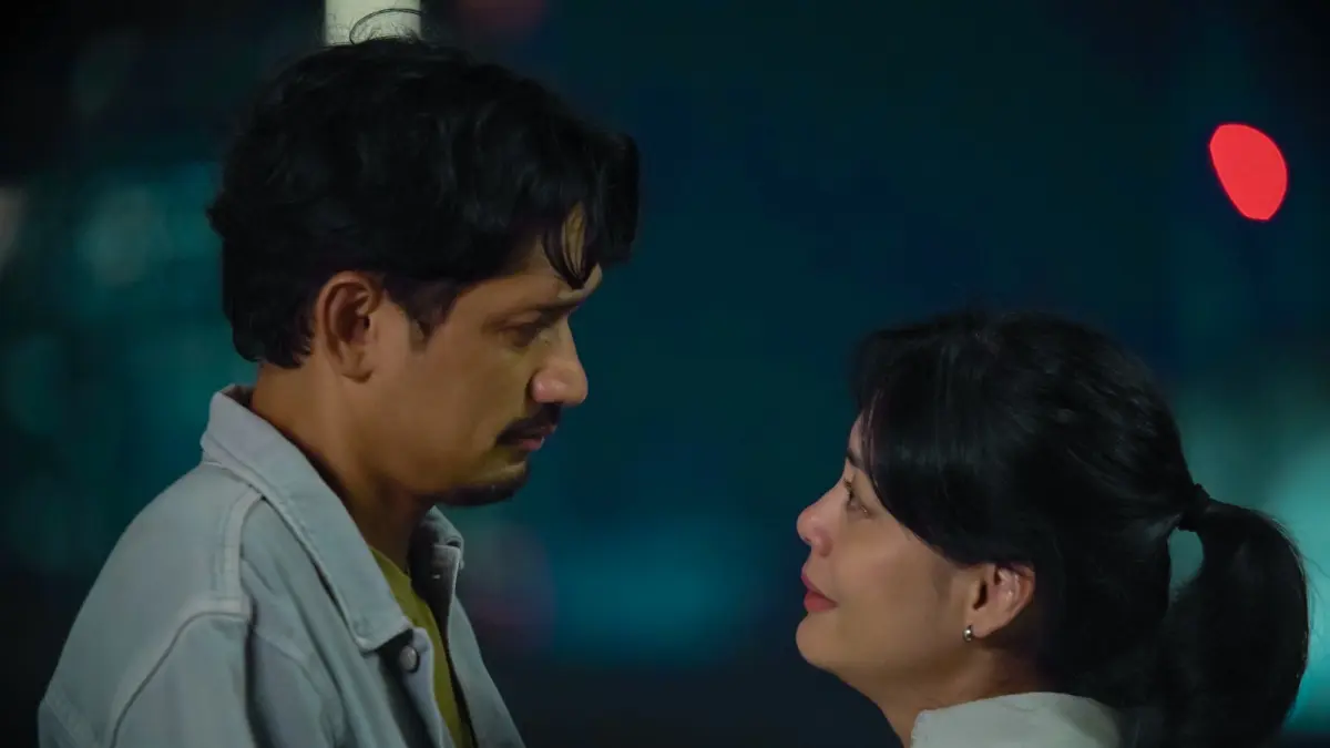Ibu Yuke diperankan oleh Lulu Tobing dan lawan mainnya Ibnu Jamil dalam adegan Film "Yang Lain Boleh Hilang Asal Kau Jangan
