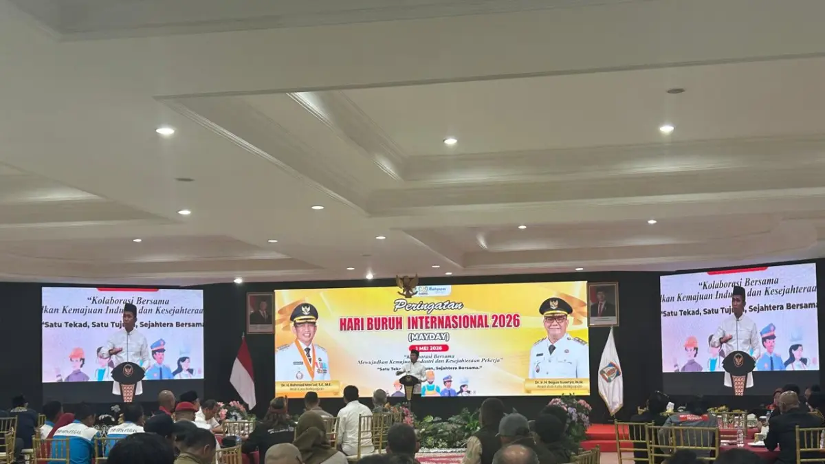 Peringatan Hari Buruh Internasional 2026 di Balikpapan berlangsung tanpa aksi demonstrasi di jalan. Ratusan pekerja justru memilih pendekatan berbeda dengan duduk bersama pemerintah dalam forum dialog terbuka.