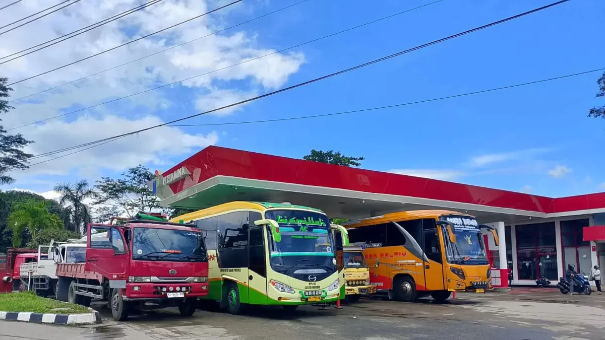 Antrean kendaraan truk maupun bus di SPBU kilometer 15 Jalan Soekarno-Hatta, Jumat (8/5/2026) lalu. (ARIF FADILLAH)