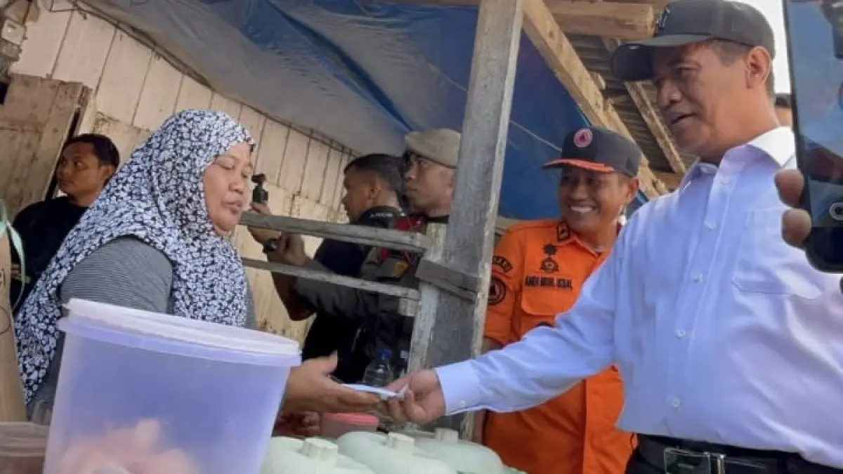 BORONG: Mentan Amran membeli dagangan UMKM korban banjir di Kelurahan Panyula, Kecamatan Tanete Riattang Timur, Kabupaten Bone, Sulsel, Senin, 11 Mei 2026. ISTIMEWA