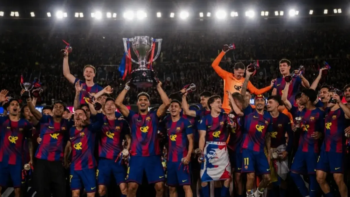 Para pemain FC Barcelona merayakan keberhasilan menjuarai La Liga musim 2025/2026 usai menaklukkan Real Madrid CF 2-0 dalam laga El Clasico di Camp Nou, Minggu malam waktu setempat. Gol Marcus Rashford dan Ferran Torres memastikan Blaugrana berpesta di hadapan pendukung sendiri. (Instagram FC Barcelona)
