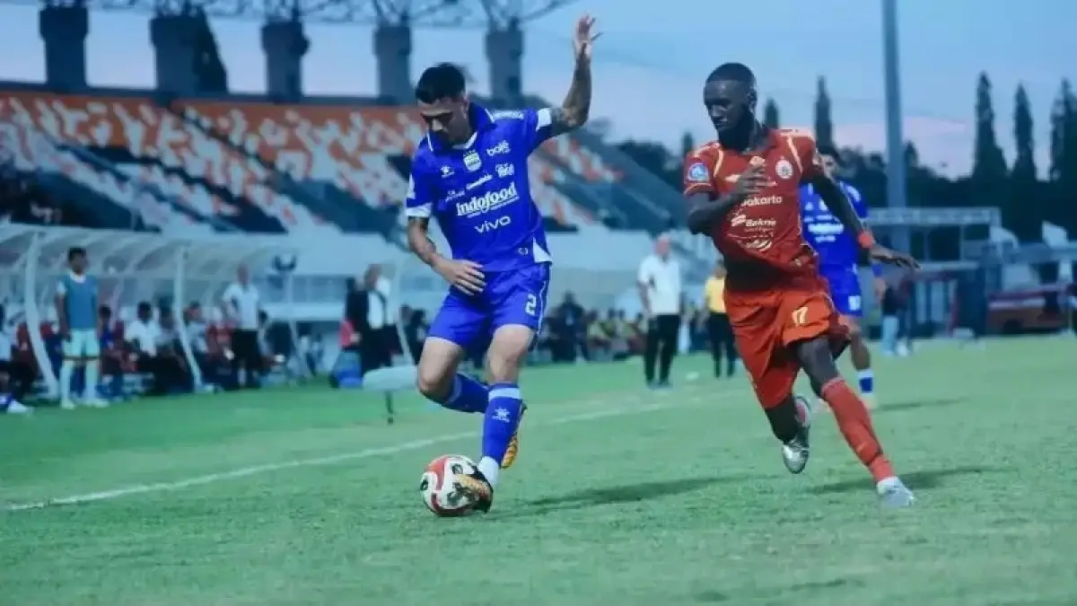 Pemain Persib Bandung Eliano dikawal pemain Persija.