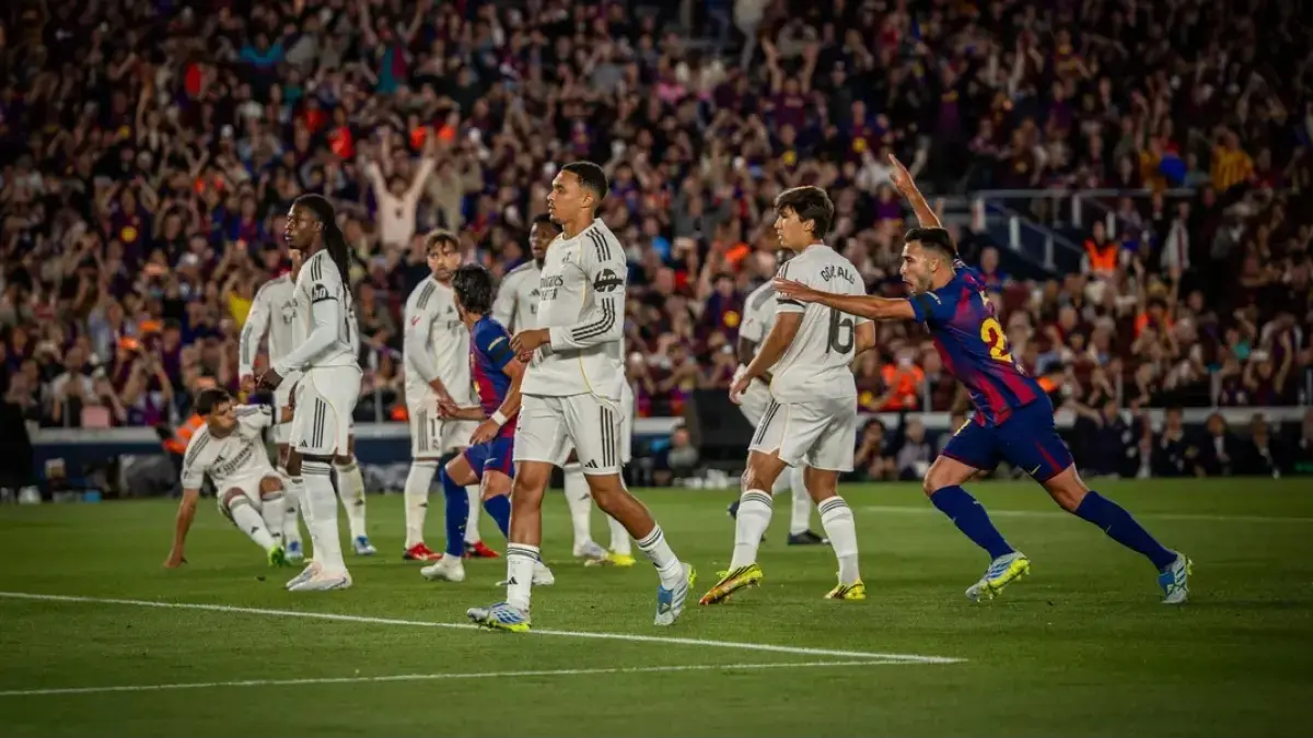 Pemain Real Madrid tertunduk usai kalah dari Barcelona di El Clasico yang memastikan musim tanpa gelar. (Dok. FC Barcelona)