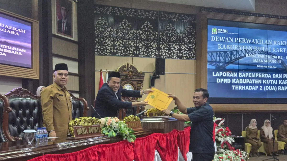 Penyerahan dua Raperda DPRD Kukar mengenai bahasa kutai dan pengembangan perikanan (Elmo/Prokal.co)