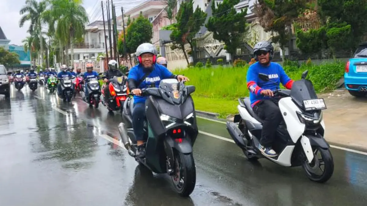 Puluhan pecinta balap dan pengguna motor Yamaha di Balikpapan mengikuti kegiatan Riding dan Nobar Asian Road Racing Championship. 