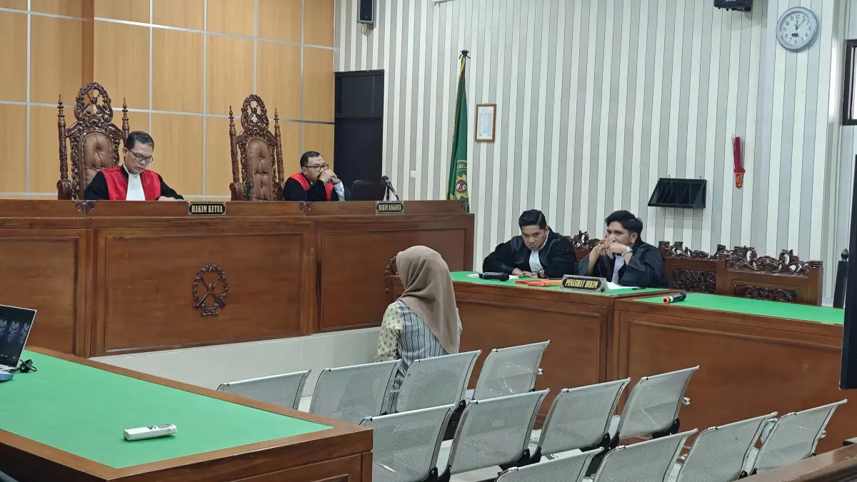Terdakwa kasus dugaan korupsi suap penerbitan Izin Usaha Pertambangan (IUP), Dayang Donna Walfiaries Tania Faroek, menjalani sidang putusan di Pengadilan Negeri Samarinda.