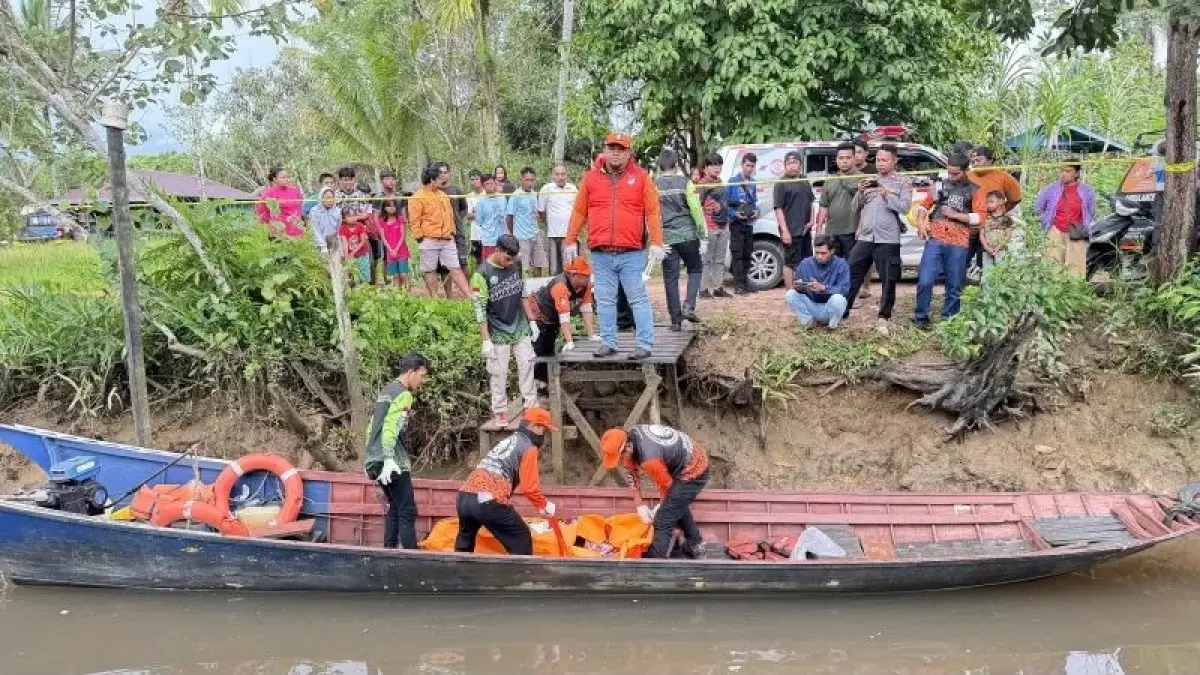 Tim Inafis Polresta Samarinda mengevakuasi jasad tanpa identitas dari sebuah kapal kecil yang tambat di kawasan galangan kapal Jalan Rambutan, Kelurahan Bukuan, Kecamatan Palaran. 