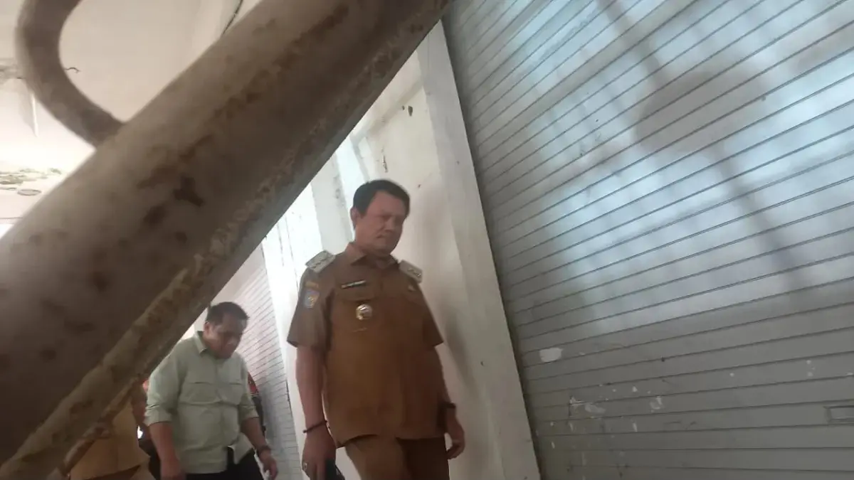 Bupati Seruyan, Ahmad Selanorwanda saat meninjau pasar saik Kuala Pembuang. (Rifani/Radar Sampit)