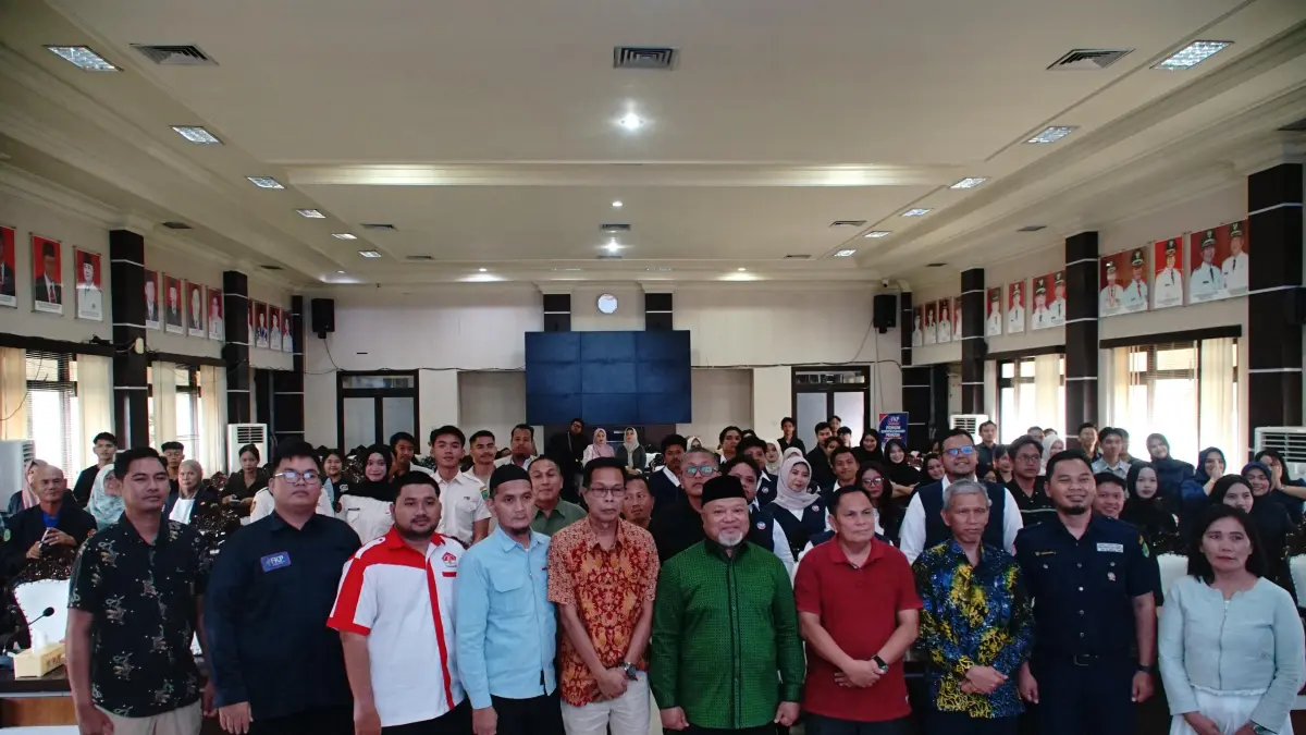 GANDENG KAUM MUDA: Wakil Bupati Berau, Gamalis (baju hijau, tengah), mengajak generasi muda turut terlibat dalam agenda pembangunan di daerah.  KPG