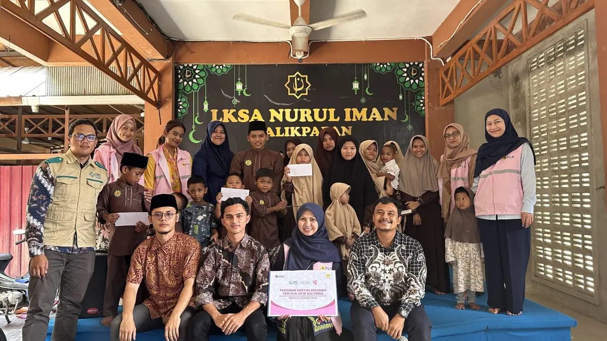 Insan PLN UP2B Kaltimra, Srikandi PLN, dan anak-anak Panti Asuhan Nurul Iman usai penyerahan santunan dan bantuan pendidikan dalam rangka memperingati Hari Kartini di Balikpapan.