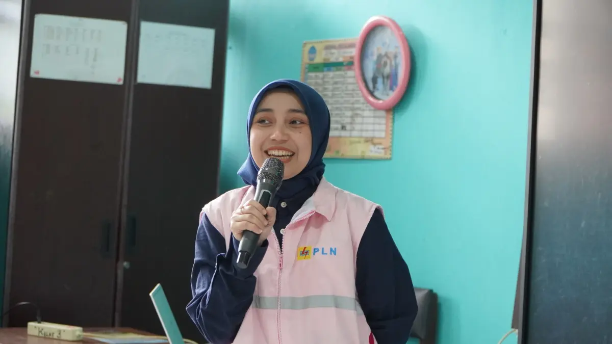 Perwakilan Srikandi dan Manajemen PLN UPT Balikpapan, Halida Amelia, menyampaikan sambutan dalam kegiatan sosial Hari Kartini di SDN 014 Lamaru, Balikpapan Timur. Dalam kesempatan tersebut, Srikandi PLN bersama YBM PLN menyerahkan bantuan kepada siswa yatim dhuafa dan guru honorer perempuan.
