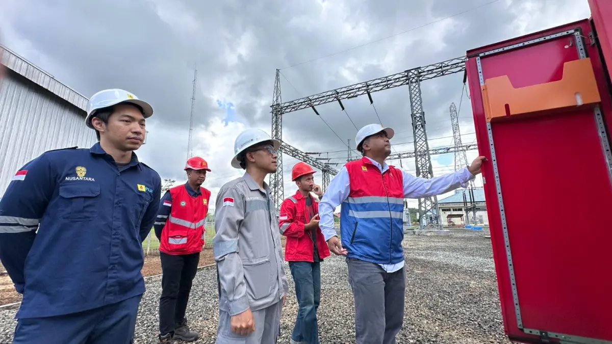 Manager PLN UP2B Kaltimra, Dita Agustiono, turut melakukan pengecekan langsung peralatan di GI Senipah untuk memastikan keandalan sistem kelistrikan tetap terjaga bagi masyarakat.