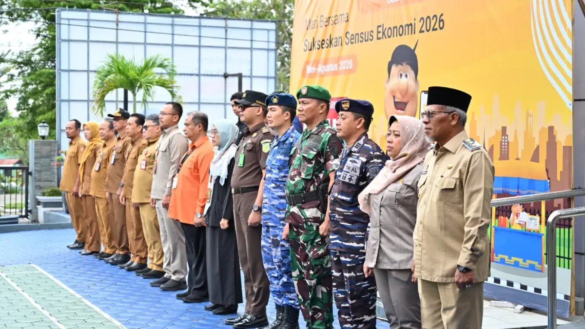  Wakil Ketua II DPRD Kotawaringin Barat (Kobar), Sri Lestari (dua kanan) saat mengikuti Apel Siaga Sensus Ekonomi 2026 yang digelar di halaman Kantor BPS Kobar. 