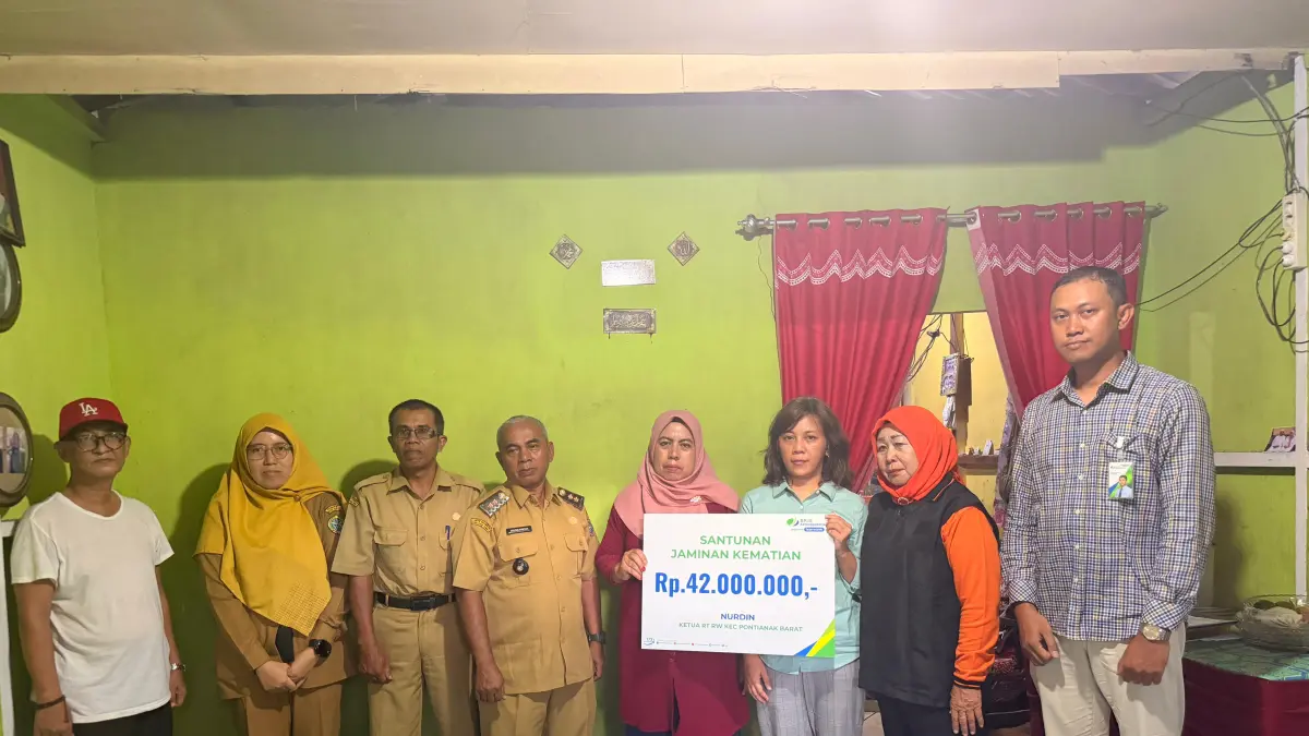  BPJS Ketenagakerjaan menyerahkan santunan Jaminan Kematian (JKM) secara simbolis sebesar Rp42 juta kepada ahli waris almarhum Nurdin, Ketua RT di Kecamatan Pontianak Barat.