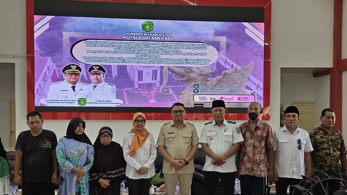 Bupati Kukar Aulia Rahman Basri saat menyerahkan berbagai bantuan kepada masyarakat di BPU Tenggarong (Elmo/Prokal.co)