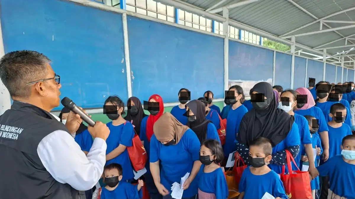 Kepala BP3MI Kalimantan Utara, Kombes Pol Andi M. Ichsan saat memberikan arahan kepada Ratusan PMI deportasi saat tiba di Pelabuhan Tunon Taka, Nunukan. 

