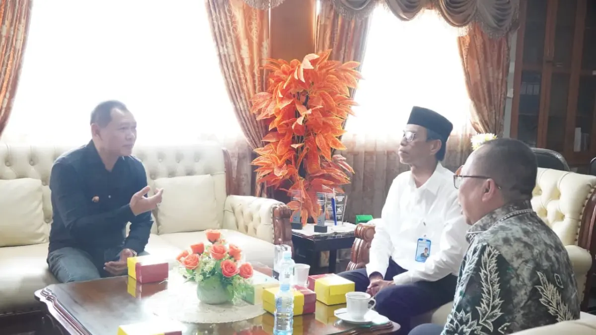 
MATANGKAN: Pertemuan Bupati Paser, Fahmi Fadli (kiri), dengan Kepala LLDIKTI Wilayah XI, Muhammad Akbar, di Banjarmasin, Kalsel, Senin, 11 Mei 2026.