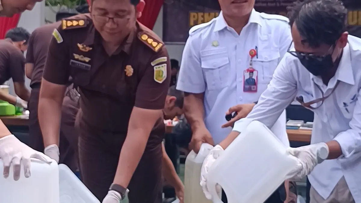 Minuman keras Cap Tikus yang juga dimusnahkan.