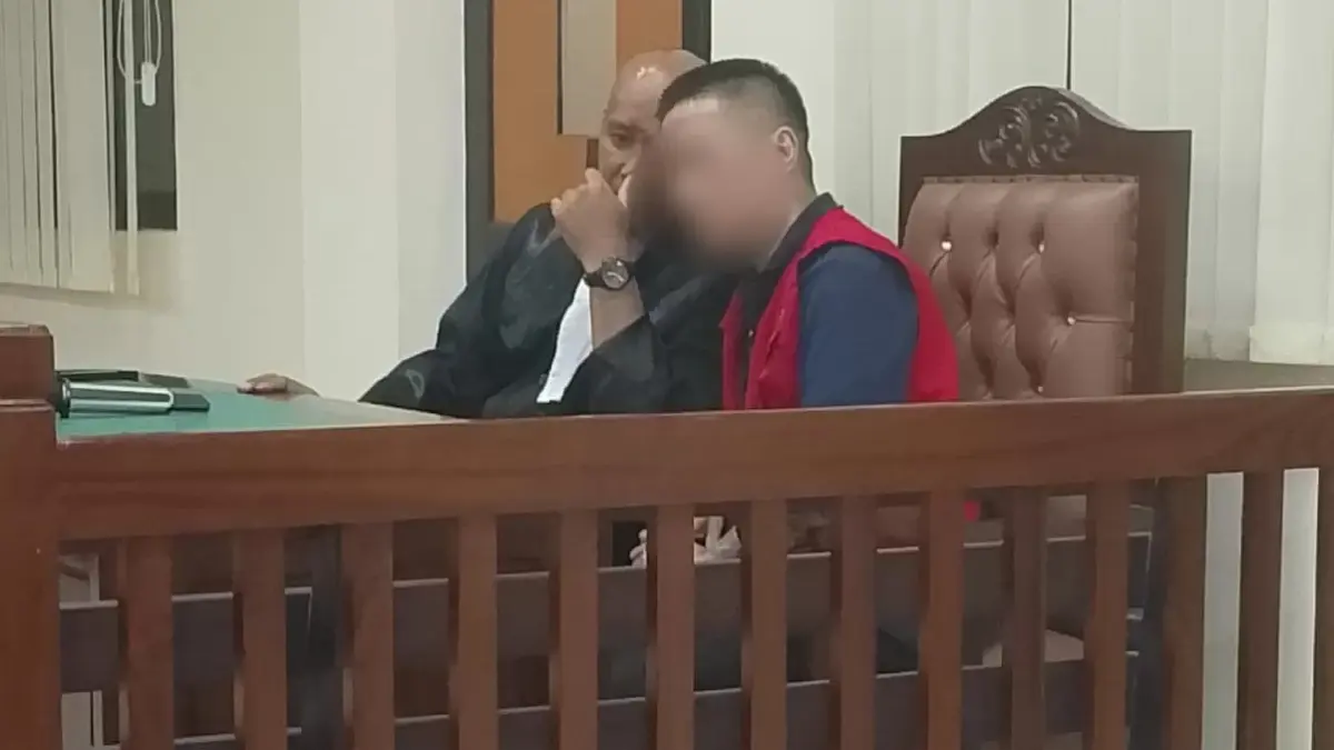 Terdakwa RF berkonsultasi dengan kuasa hukum untuk menentukan langkah hukum apa yang mereka akan ambil. (Moeso)