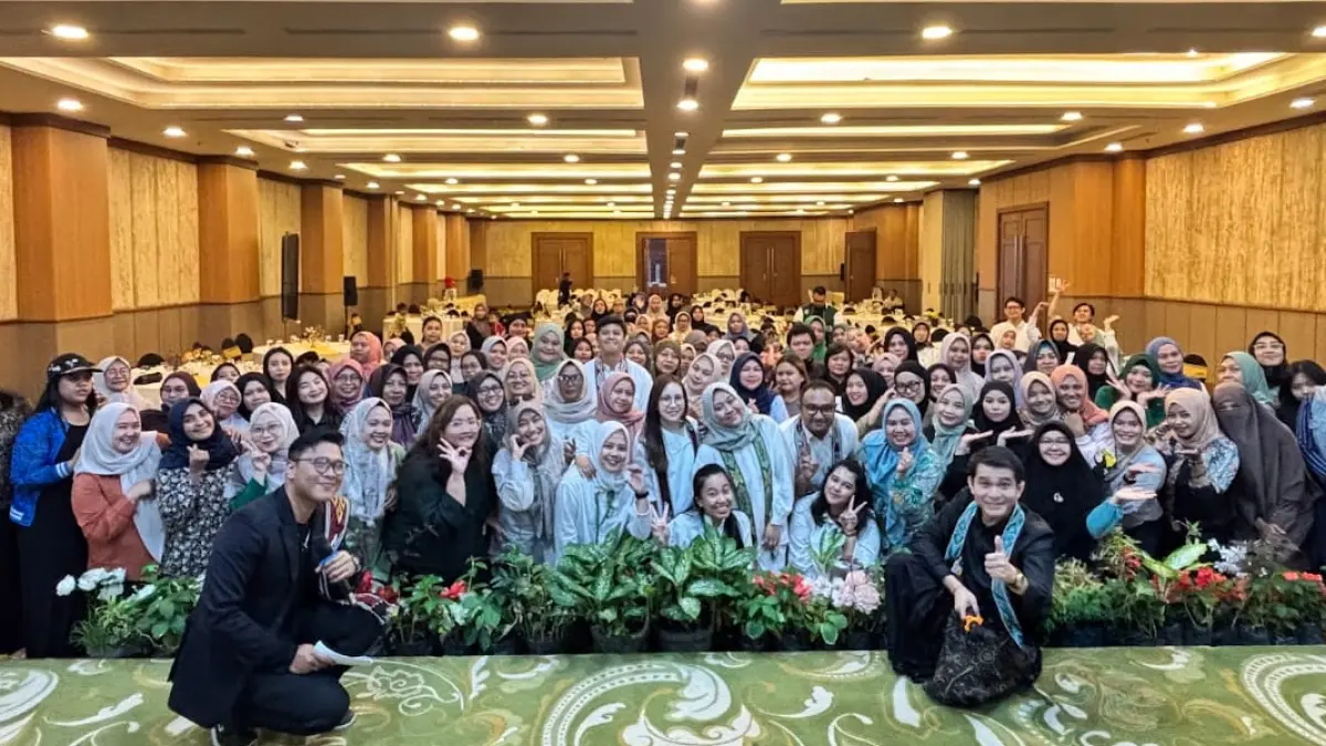  Para perempuan Mitra GrabMerchant yang tergabung dalam komunitas SERABi (Sekumpulan Perempuan Bisa) berfoto bersama, setelah mengikuti Arisan SERABI dengan tema “TEMAN PEREMPUAN BISA: Makin Ngerti Bisnis, Cuan Makin Manis” di Samarinda.