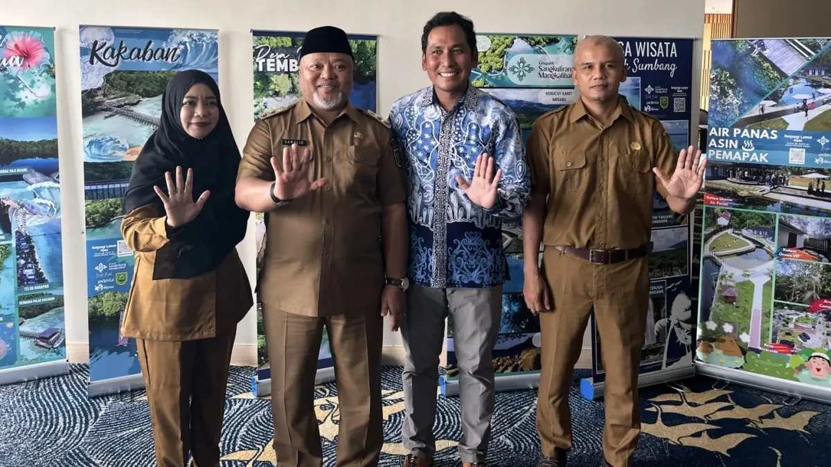 PENGELOLAAN BERKELANJUTAN: Wabup Gamalis (dua kiri) menegaskan komitmen Pemkab Berau dalam memperkuat pengelolaan sampah berbasis terpadu, khususnya di kawasan wisata kepulauan.