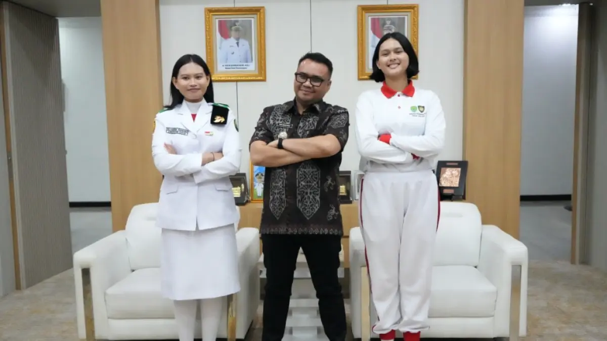 &nbsp;Bupati Kukar Aulia Rahman Basri menyambut kunjunyan Putri Julita Rista Lestari (kanan) yang mengikuti seleksi Paskibraka nasional (Istimewa)