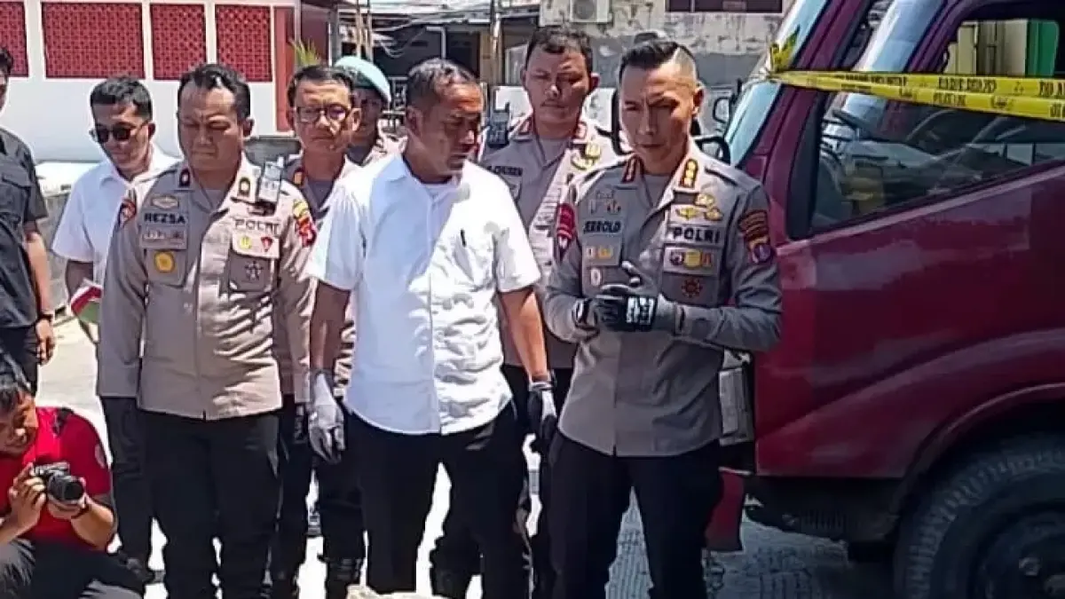 Kapolresta Balikpapan menunjukkan barang bukti hasil pengungkapan kasus penyelewengan BBM subsidi di Balikpapan. (Moeso)