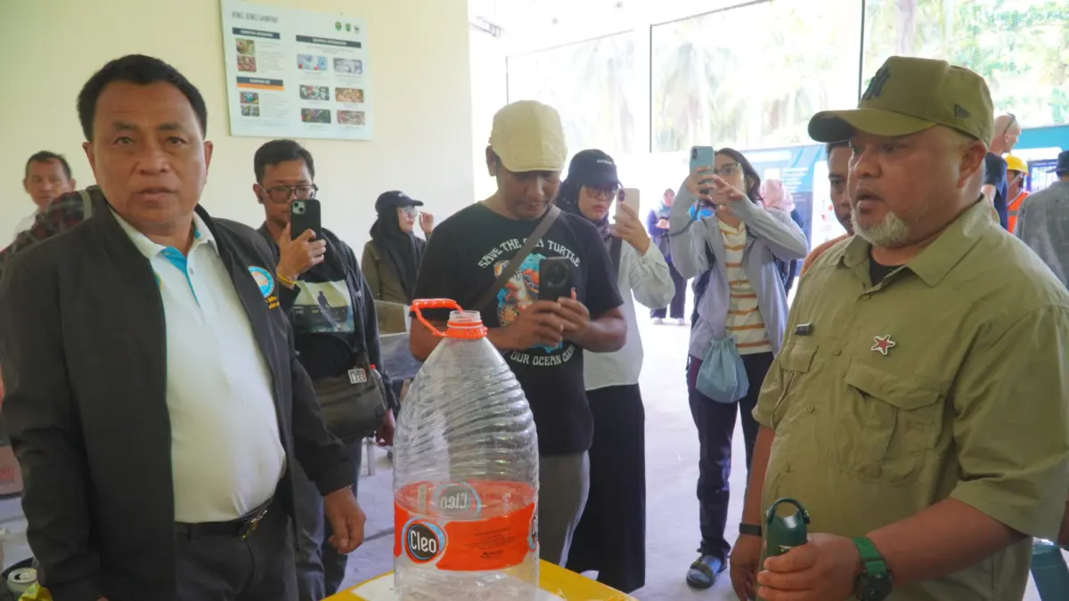 PANTAU: Wakil Bupati Berau, Gamalis (kanan), meninjau proses pengelolaan sampah di TPS3R Pulau Derawan. IST/PROKOPIM