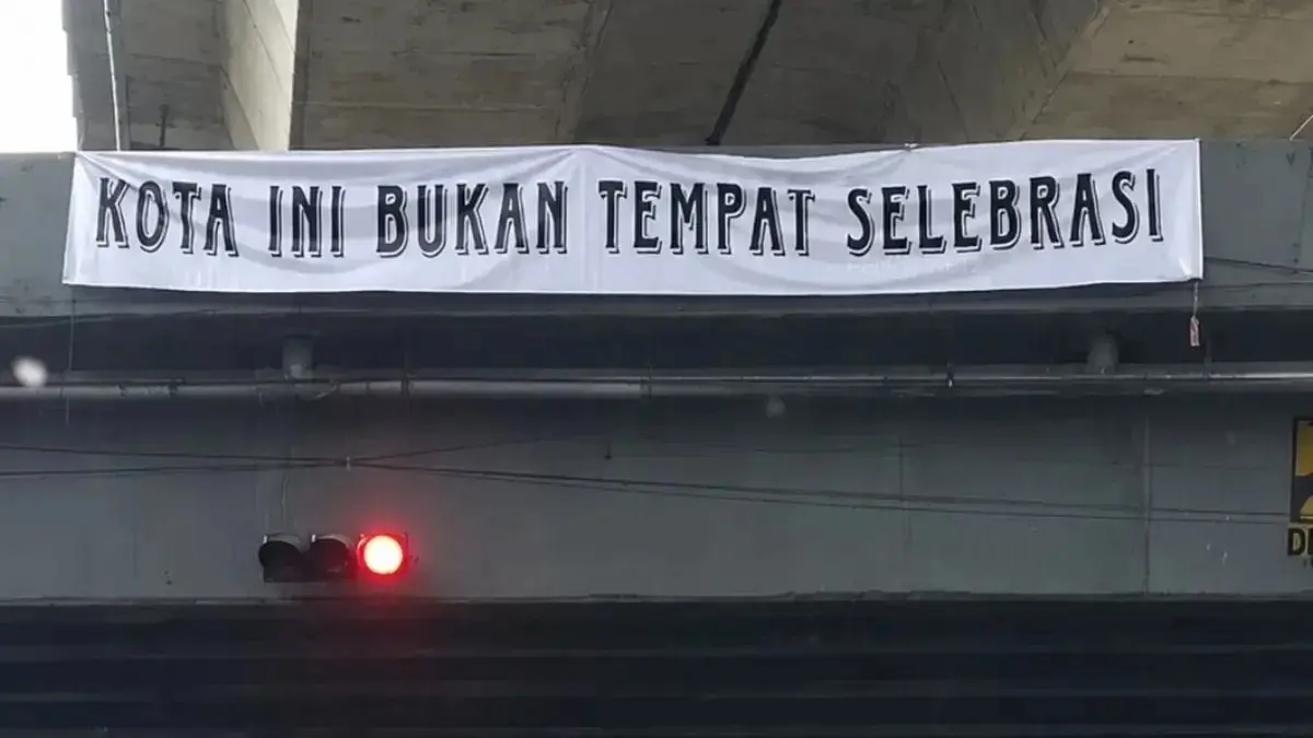 Spanduk bertuliskan Kota Ini Bukan Tempat Selebrasi viral jelang laga panas PSM Makassar melawan Persib Bandung. (Instagram @pemain.keduabelass)