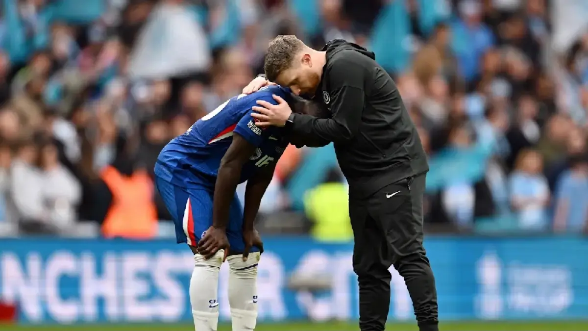 Calum McFarlane menenangkan pemainnya usai Chelsea kalah di final FA Cup melawan Manchester City di Wembley, Sabtu (16/5). (Dok. Chelsea)