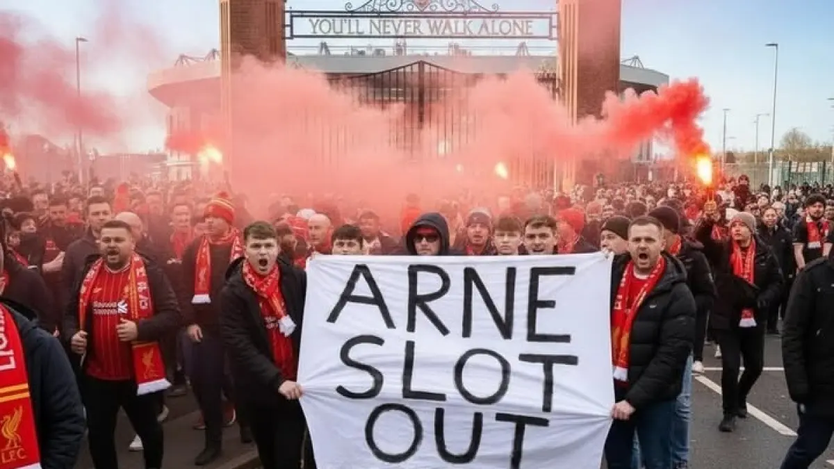 Fans Liverpool minta Arne Slot mundur.