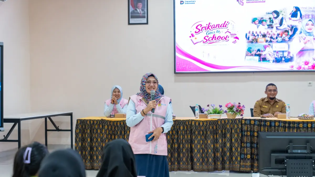 Champion Srikandi UIP3B Kalimantan, Endah Trianingtiyas memberikan sambutan dalam kegiatan Srikandi Goes to School di SMKN 2 Banjarbaru, Kalimantan Selatan. Kegiatan ini menjadi wujud komitmen Srikandi PLN dalam mendukung dunia pendidikan melalui edukasi ketenagalistrikan dan motivasi bagi generasi muda.