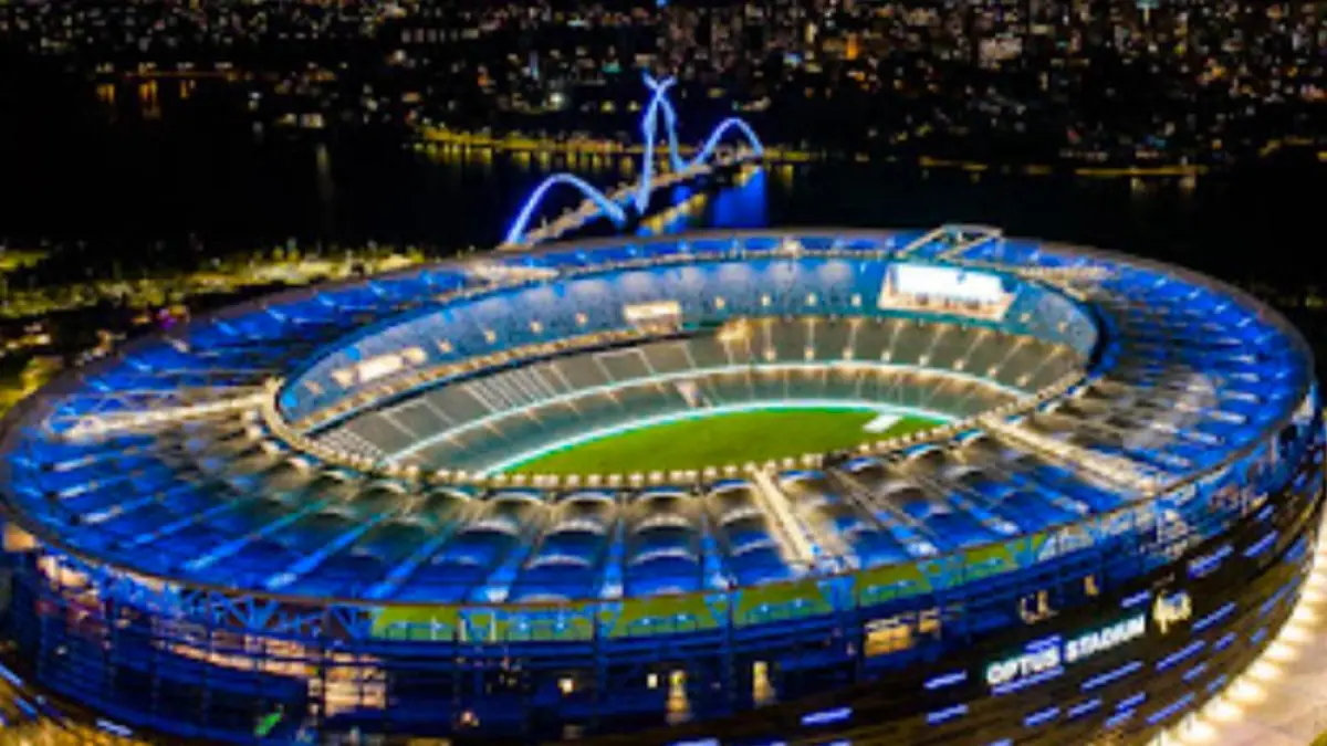 Optus Stadion berdiri megah di Kota Perth Australia jadi primadona saat malam hari. (foto: dok/ist)
