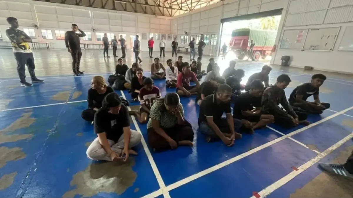 Para korban kapal tenggelam di perairan Pangkor yang berhasil diselamatkan, Senin (11/5). (MMEA via AP)