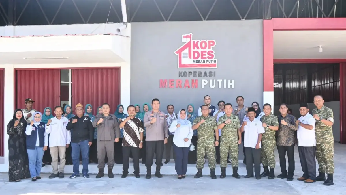 Wakil Ketua II DPRD Kotawaringin Barat Sri Lestari (tengah) usai mengikuti peresmian Koperasi Desa/Kelurahan Merah Putih (KDKMP), Jalan Translik RT 11, Kelurahan Pasir Panjang, Kecamatan Arut Selatan, Sabtu (16/5/2026).