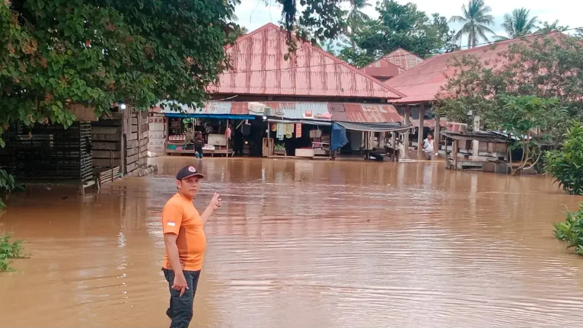 BANJIR : Dampak kenaikan debit air sungai Sembakung membuat empat kecamatan mulai terendam banjir. 