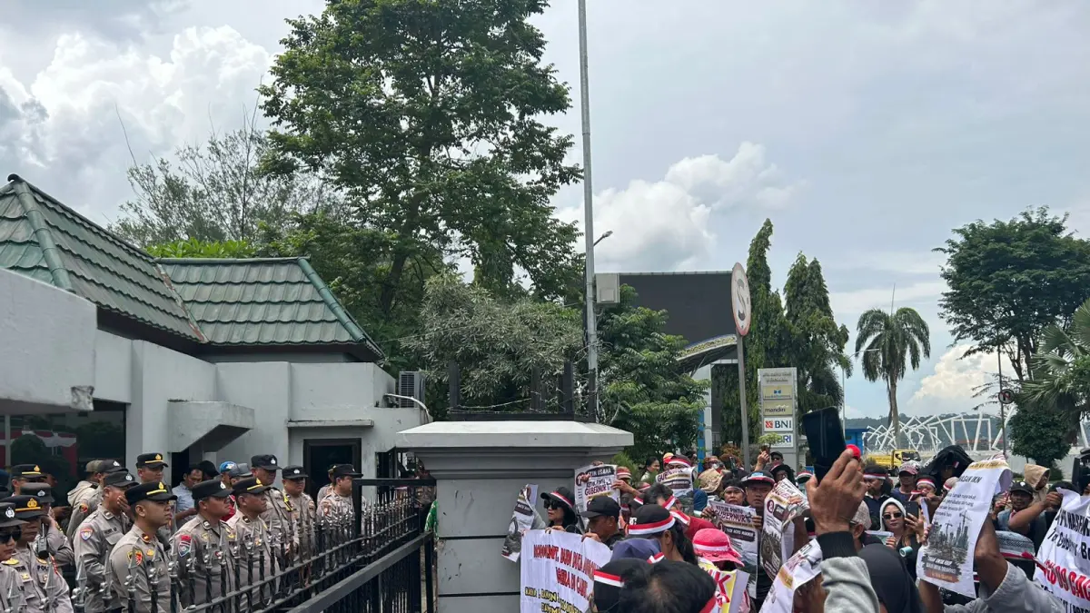 Demo warga di Kantor Gubernur.