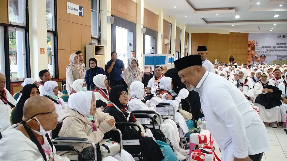 LEPAS JAMAAH: Wakil Bupati Berau, Gamalis, melepas ratusan jamaah calon haji asal Berau di Embarkasi Balikpapan sebelum bertolak ke Arab Saudi. IST/PROKOPIM
