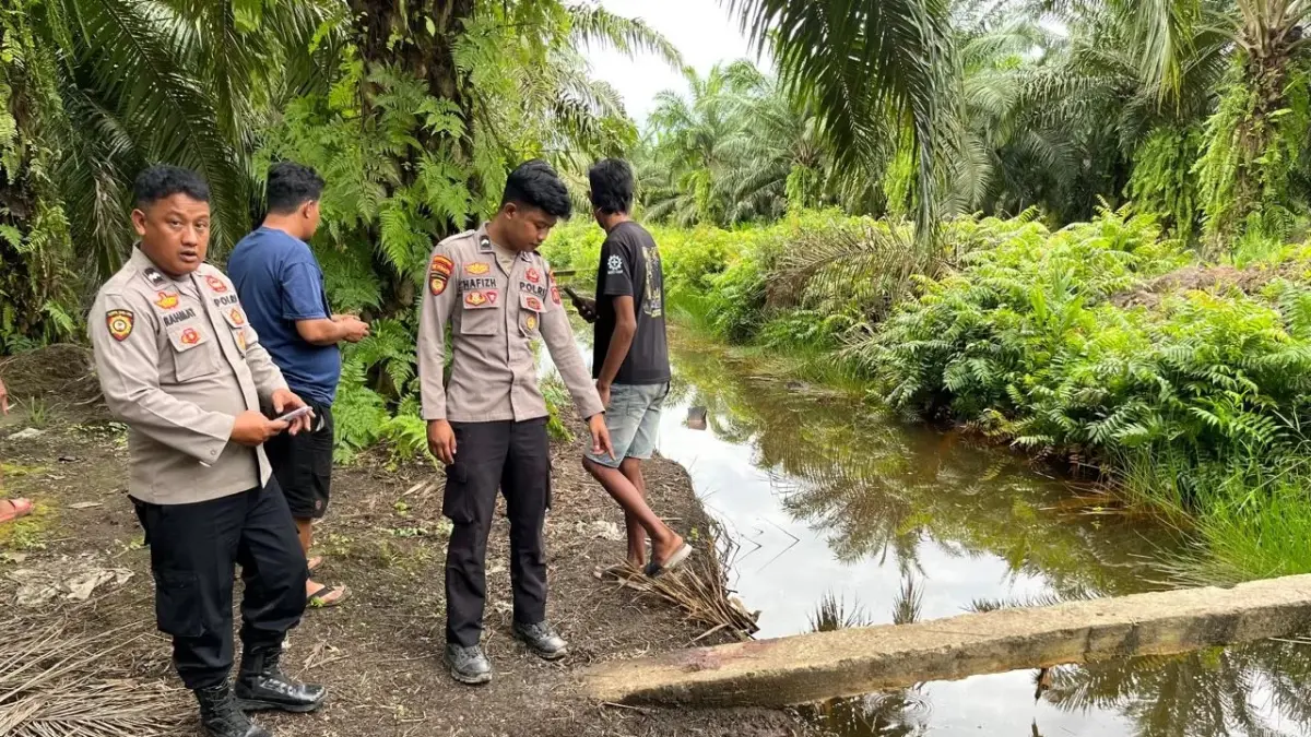 Polisi memeriksa tempat kejadian perkara.