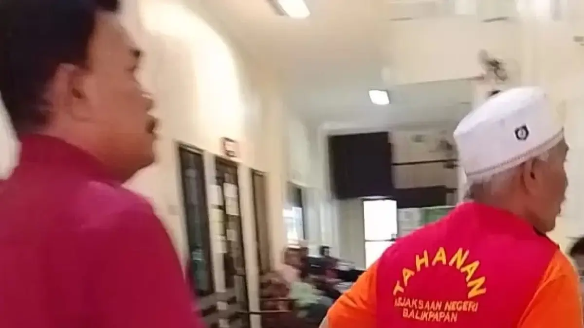 Terdakwa digiring petugas menuju ruang sidang di Pengadilan Negeri Balikpapan. (Moeso)