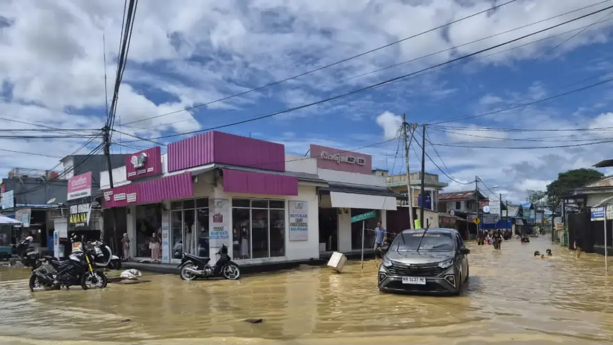 TERGENANG AIR: Pusat Kota Barabai, Kabupaten HST terendam banjir akibat meluapnya sungai di Kecamatan Barabai, Senin (18/5/2026).(Foto: Jamaluddin/Radar Banjarmasin)
